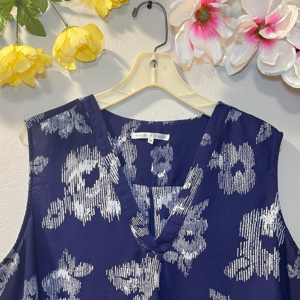 Violet & Claire Navy Floral Sleeveless V-Neck Camisole - Picture 2 of 8